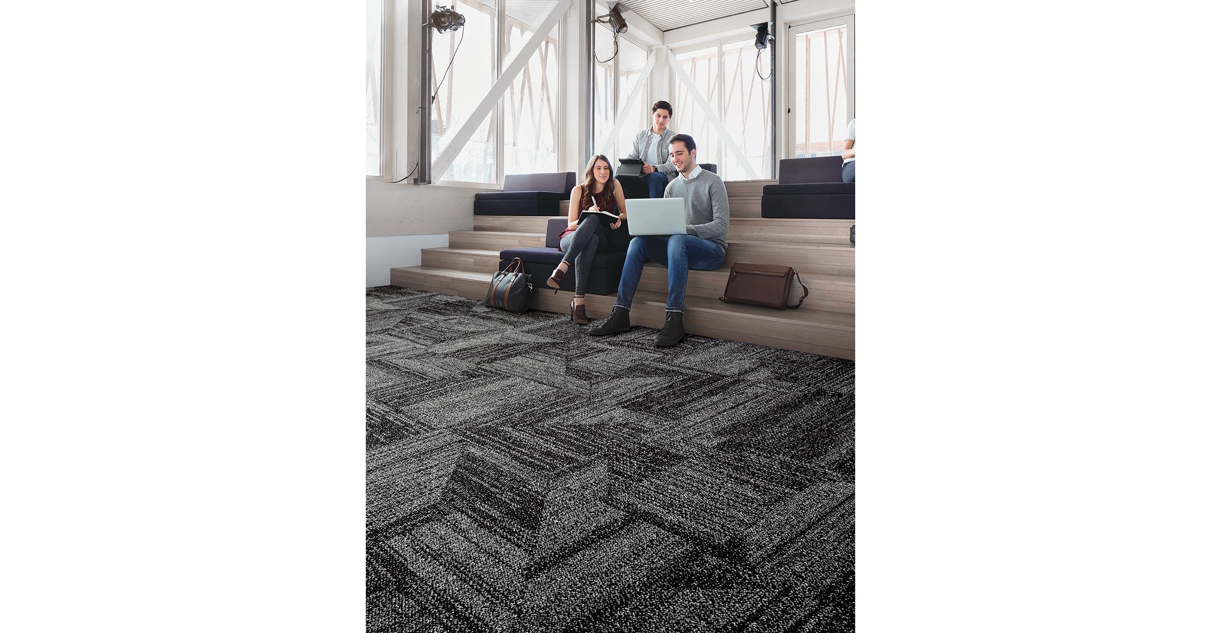Interface Open Air 403 carpet tile with group working on built in wood stairs afbeeldingnummer 1